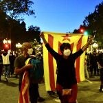 Convocadas por los CDR, varias personas se manifiestan frente en los Jardines de Gracia en contra de la sentencia del Tribunal Supremo en la que se inhabilita al president de la Generalitat, Quim Torra, horas después de su publicación, en Barcelona, Cataluña (España) en diciembre 2021