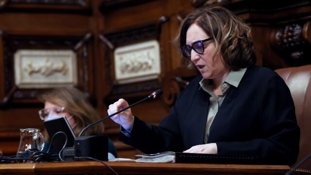 La alcaldesa Ada Colau durante el pleno del Ayuntamiento de Barcelona en el que se aprobaran los presupuestos