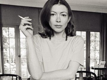 En 1956, Joan Didion gan&oacute; un primer lugar en un concurso de ensayos patrocinado por la revista Vogue, cuyo premio era un trabajo en dicha publicaci&oacute;n.