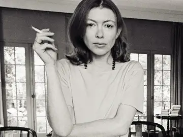En 1956, Joan Didion ganó un primer lugar en un concurso de ensayos patrocinado por la revista Vogue, cuyo premio era un trabajo en dicha publicación. En 1956, Joan Didion ganó un primer lugar en un concurso de ensayos patrocinado por la revista Vogue, cuyo premio era un trabajo en dicha publicación.