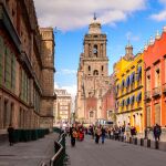 Detalle de una de las coloridas calles del corazón de México D.F. con su catedral como atractivo principal
