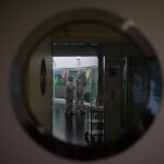 Un trabajador sanitario con una persona con dependencia