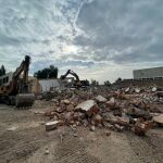 El Ayuntamiento de Lorca lleva a cabo el derribo de las antiguas naves industriales necesario para la remodelación y ampliación del actual parque del barrio de San Antonio