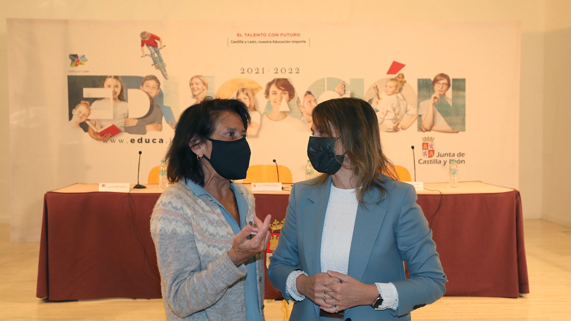 La presidenta de la Fundación Miguel Delibes, Elisa Delibes, y la consejera de Educación, Rocío Lucas
