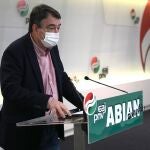 El portavoz del PNV, Aitor Esteban, en una rueda de prensa para opinar sobre el discurso del rey, a 25 de diciembre de 2021