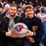 Koke y Griezmann, en las gradas del Garden