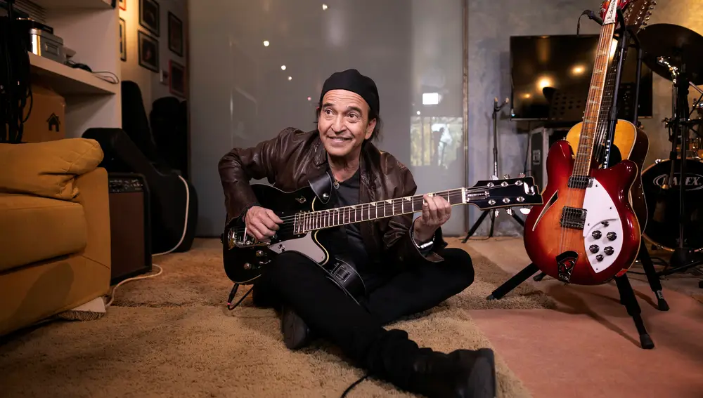 Álvaro Urquijo (Los Secretos) en su estudio de música
