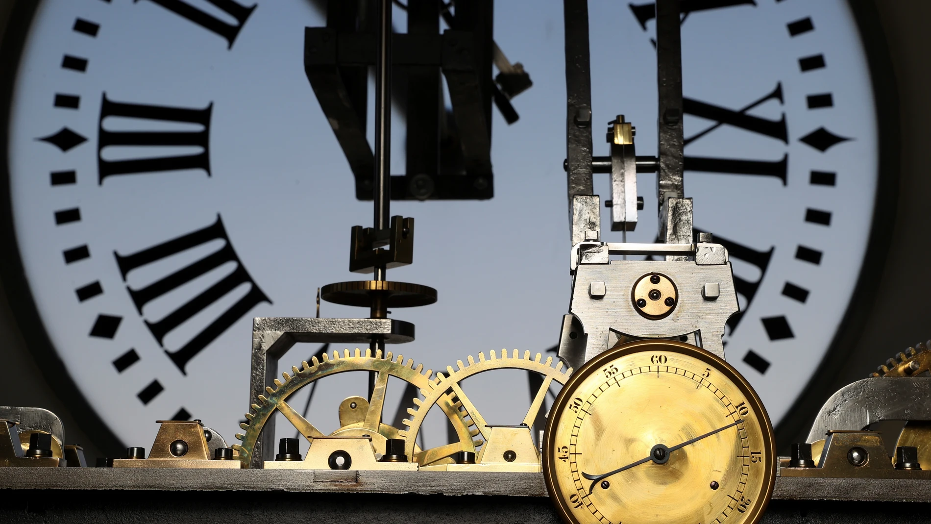 Detalle de la maquinaria del reloj de la Real Casa de Correos de Madrid. EFE/Kiko Huesca