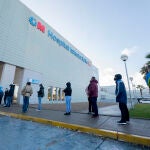 Los hospitales y los centros de salud están colapsados estos días debido al gran número de contagios de la nueva variante Ómicron. En la imagen, el acceso a la zona de test covid del hospital de Alcorcón