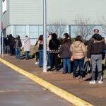 Varias personas esperan la cola para hacerse test Covid-19 en el Hospital de Alcorcón