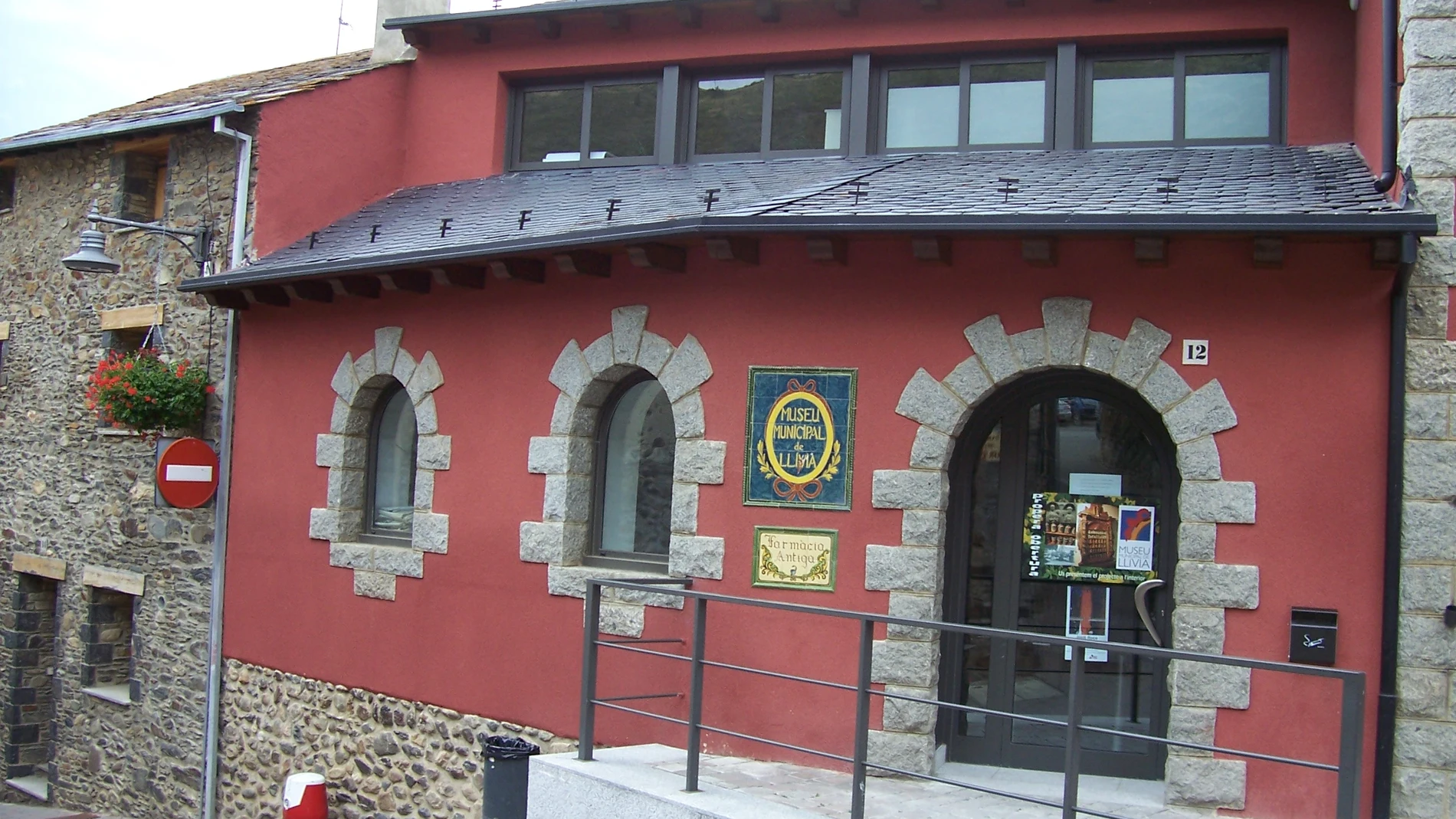 Fotografía de la fachada de la antigua farmacia "Esteve de Llivia"