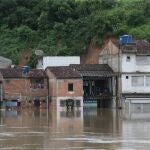 Fotografía cedida por el gobierno de Bahía, que muestra inundaciones causadas por las fuertes lluvias que azotan el estado de Bahía, en el noreste de Brasil)