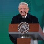 MEX1631. CIUDAD DE MÉXICO (MÉXICO), 27/12/2021.- Fotografía cedida por la presidencia de México, del mandatario mexicano, Andrés Manuel López Obrador, durante una rueda de prensa en Palacio Nacional hoy, en Ciudad de México (México). López Obrador afirmó este lunes que el país "no ha tenido problemas" por la nueva variante ómicron del coronavirus, que se ha detectado en más de 40 personas en el territorio. EFE/Presidencia de México/SOLO USO EDITORIAL/SOLO DISPONIBLE PARA ILUSTRAR LA NOTICIA QUE ACOMPAÑA(CRÉDITO OBLIGATORIO)