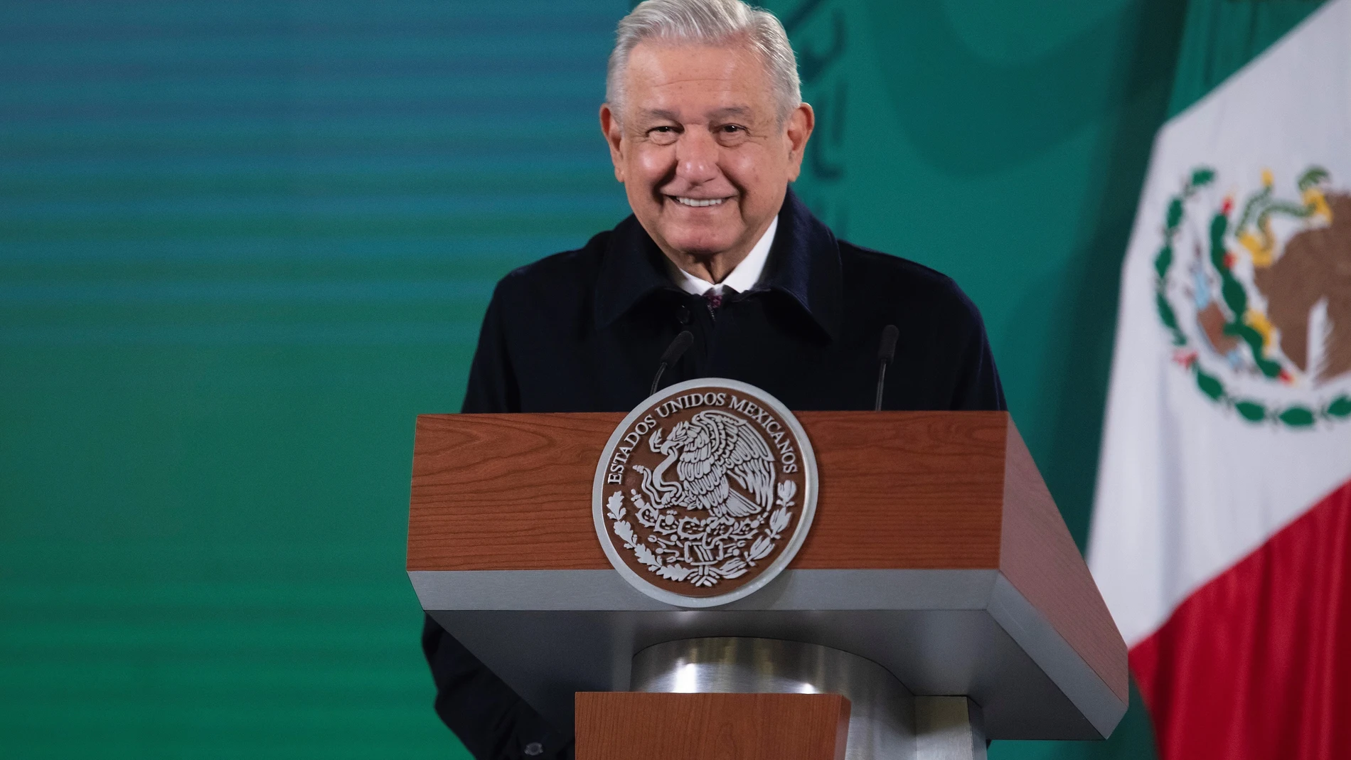 MEX1631. CIUDAD DE MÉXICO (MÉXICO), 27/12/2021.- Fotografía cedida por la presidencia de México, del mandatario mexicano, Andrés Manuel López Obrador, durante una rueda de prensa en Palacio Nacional hoy, en Ciudad de México (México). López Obrador afirmó este lunes que el país "no ha tenido problemas" por la nueva variante ómicron del coronavirus, que se ha detectado en más de 40 personas en el territorio. EFE/Presidencia de México/SOLO USO EDITORIAL/SOLO DISPONIBLE PARA ILUSTRAR LA NOTICIA QUE ACOMPAÑA(CRÉDITO OBLIGATORIO)