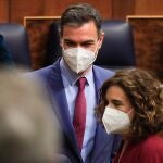 El presidente del Gobierno, Pedro Sánchez , y la ministra de Hacienda, María Jesús Montero