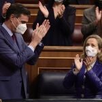El presidente del Gobierno, Pedro Sánchez, es aplaudido tras salir adelante los Presupuestos Generales del Estado para 2022