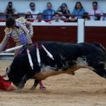 AME6429. CALI (COLOMBIA), 27/12/2021.- El torero peruano Roca Rey lidia al toro Florido, de 510 kilos de la ganadería Juan Bernardo Caicedo, durante la segunda corrida de la feria taurina hoy en Cali (Colombia). EFE/Ernesto Guzmán