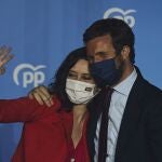 Noche electoral en la sede del PP. Isabel Díaz Ayuso y Pablo Casado en el balcón de la sede del PP en la Calle Génova en la noche electoral de las elecciones autonómicas de la Comunidad de Madrid