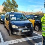 Taxis parados en la calle Tarragona de Barcelona antes de iniciar una marcha hasta el Imet para pedir cámaras de seguridad en sus vehículos
