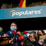 El presidente de la Junta de Castilla y León, Alfonso Fernández Mañueco, habla con los medios a su llegada a una reunión del Comité Ejecutivo Nacional del PP