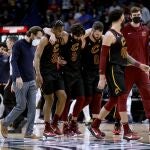 Ricky Rubio se retira de la cancha ayudado por sus compañeros.
