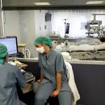 Dos enfermeras leen un informe de un paciente con covid