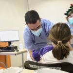Un trabajador sanitario inyecta la vacuna contra el Covid-19 a un menor, en el Hospital Infanta Sofía en San Sebastián de los Reyes, Madrid, (España).