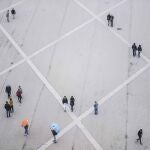 La gente pasea en la Plaza del Comercio de Lisboa. El suceso ha ocurrido al sur de esta ciudad