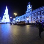 La Policía Nacional desaloja la madrileña Puerta del Sol para celebrar el ensayo de las tradicionales doce uvas de Nochevieja. A pesar del coronavirus, Madrid recuperará este año la celebración de la Nochevieja, anulada en 2020.
