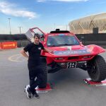 Carlos Checa, ya en Arabia, junto al coche con el que se estrena en el Dakar
