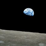 Fotografía de la Tierra saliendo por detrás de la Luna tomada en la misión Apolo 8