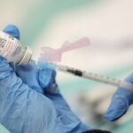 Una enfermera prepara una vacuna contra el Covid-19, en el Hospital Infanta Sofía