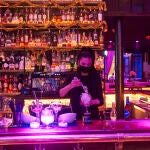 Una trabajadora prepara copas en la barra de un bar