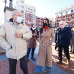 El candidato de Cs a la presidencia de la Junta de Castilla y León, Francisco Igea, y la vicealcaldesa de Madrid, Begoña Villacís, durante una visita por el V Mercado del Producto Navideño de Valladolid