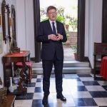 El president de la Generalitat, Ximo Puig, durante el mensaje de Fin de Año, grabado en la casa del poeta Francisco Brines en L'Elca, Oliva