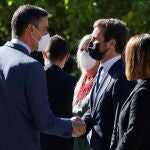El presidente del Gobierno, Pedro Sánchez (i), saluda al líder del PP, Pablo Casado (d)