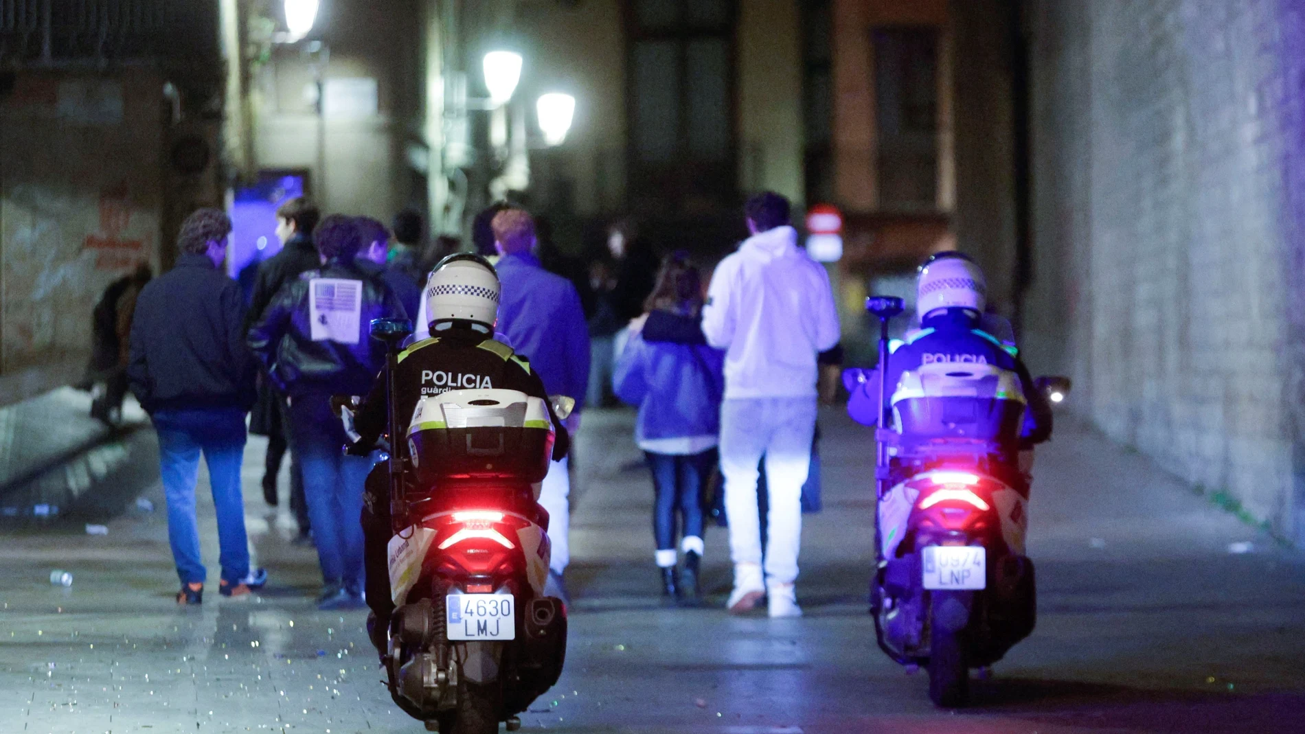 Agentes de la Guardia Urbana controlando que se cumpla el toque de queda durante la pandemia