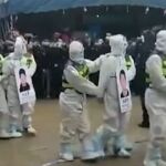 Imágenes extraídas del video donde se ve a los cuatro hombres mientras "pasean" por la ciudad de Jingxi