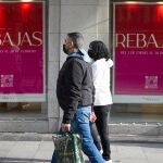 Carteles de rebajas en una calle comercial del centro de Madrid
