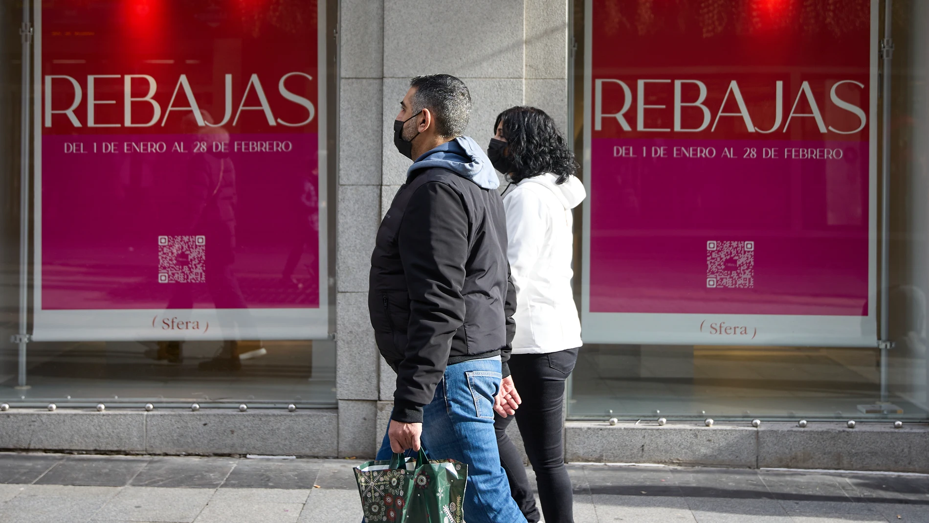 Carteles de rebajas en una calle comercial del centro de Madrid
