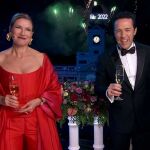 Anne Igartiburu y Jacob Petrus bromean durante la gala