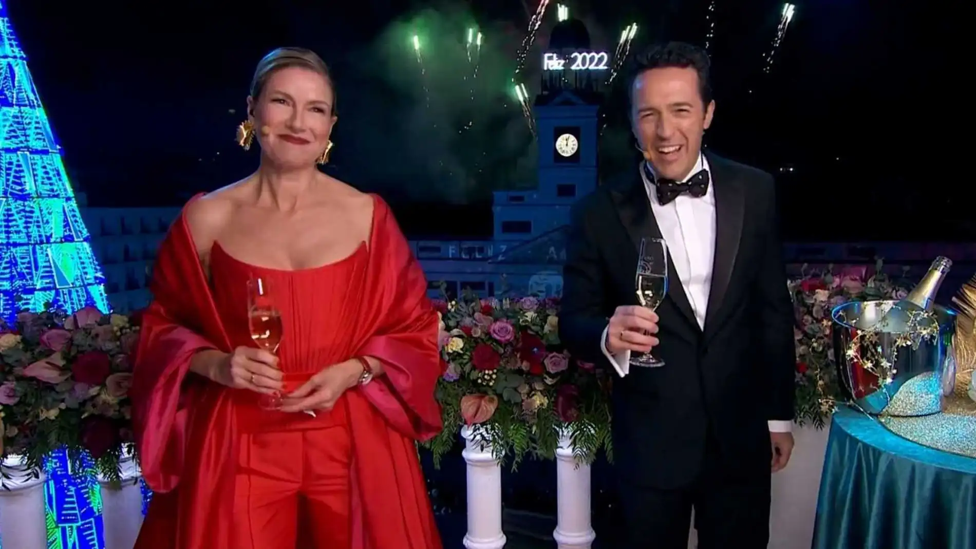 Anne Igartiburu y Jacob Petrus bromean durante la gala