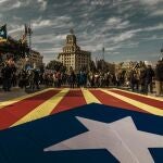Imagen de una estelada gigante en la Diada del año pasado en Barcelona.