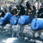 Talibanes vierten miles de litros de Alcohol