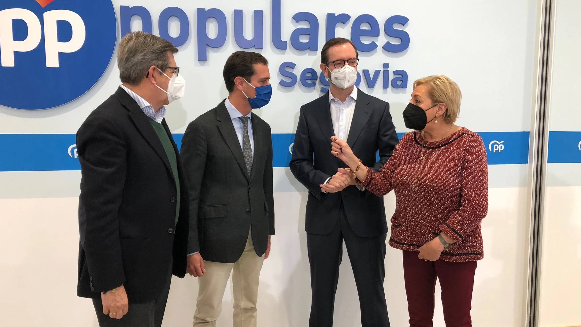 La presidenta del PP de Segovia, Paloma Sanz, conversa con Javier Maroto, Pablo Pérez y Jesús Postigo