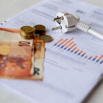 Un cable, dinero y una factura de luz, a 3 de enero de 2022, en Madrid, (España)