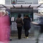 Varias personas en las inmediaciones de una administración de loterías