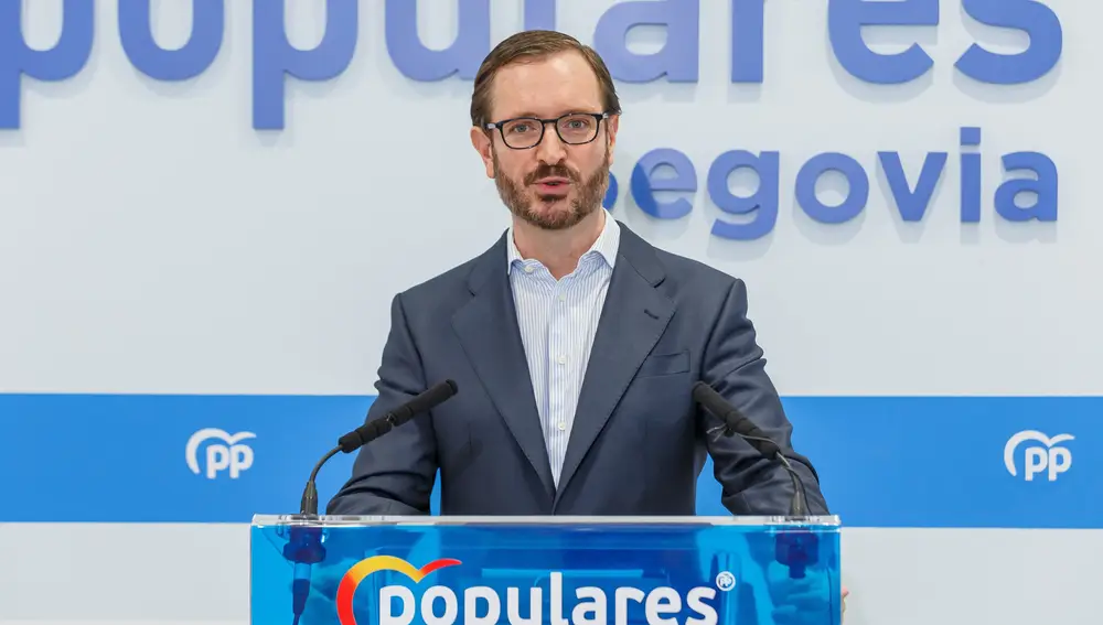 SEGOVIA, 03/01/2022.- El Portavoz del Grupo Popular en el Senado, Javier Maroto, durante su comparecencia en la sede del PP de Segovia, esta mañana, para hablar de diversas iniciativas parlamentarias y actualidad política. EFE/Pablo Martín