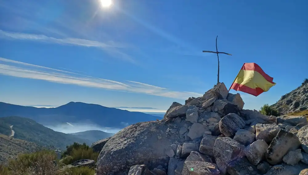 La cruz y la bandera colocadas sobre los escombros por la asociación Puente de Hierro el pasado 31 de diciembre