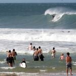 Bañistas disfrutan del buen en tiempo en Currumbin (Australia)